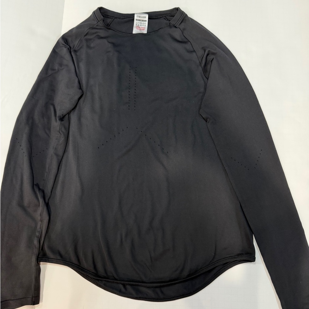 Gymshark SWEAT SEAMLESS LONG SLEEVE TOP in black. Has tear in sleeve. See pics.